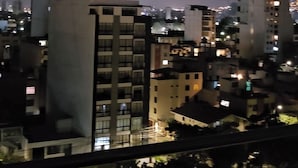 Un paisaje urbano nocturno con edificios modernos y vistas de la ciudad.