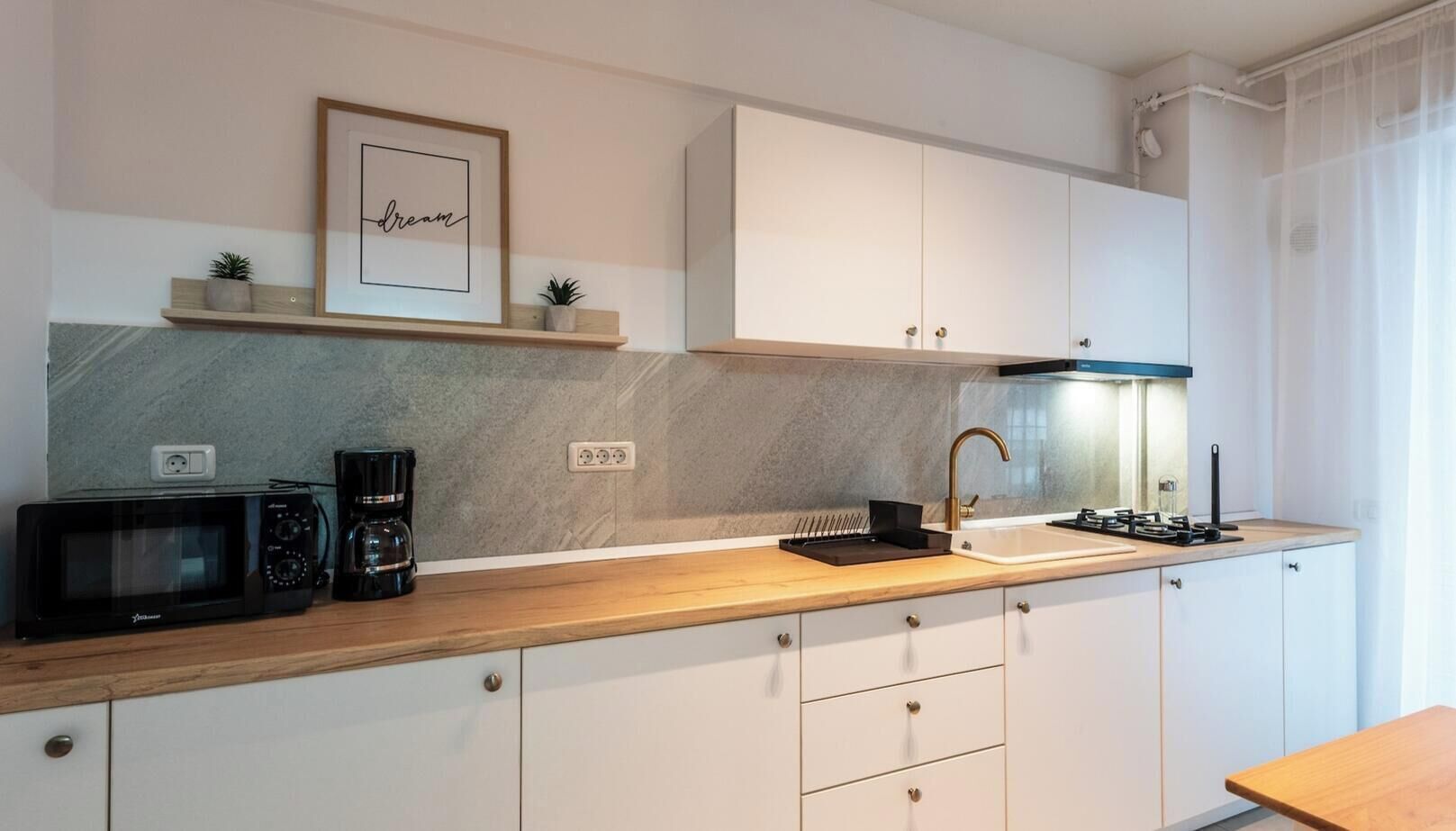 Geladeira, micro-ondas, cooktop, cafeteira/chaleira