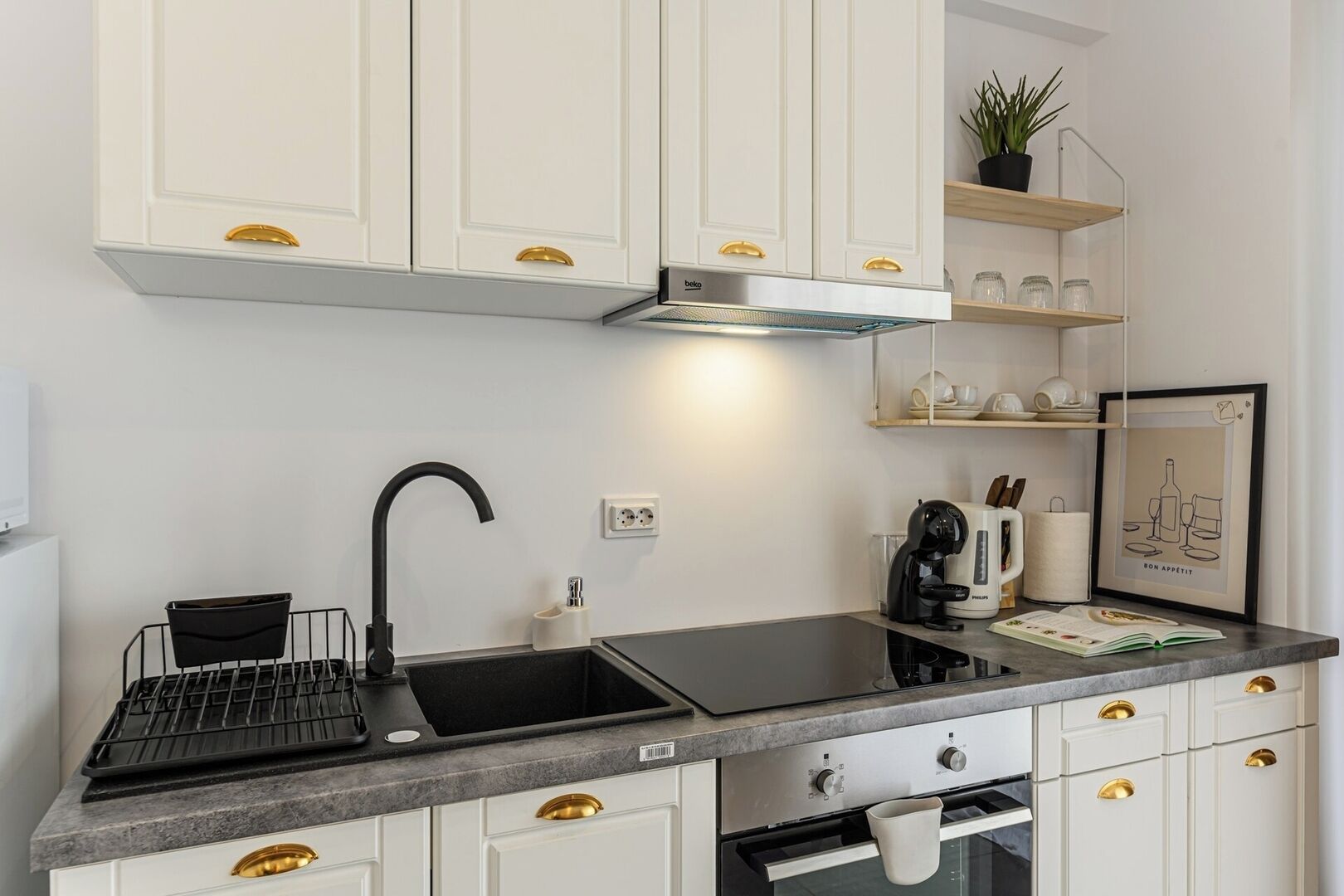 Frigorifero, microonde, forno, piano cottura