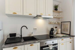 Frigorifero, microonde, forno, piano cottura