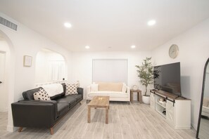 Smart TV, books, music library - Family-Friendly Home - Space for Everyone - Dog Friendly! (Phoenix)