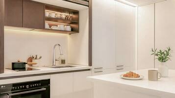 Basic-Suite | Eigene Küche | Großer Kühlschrank, Mikrowelle, Ofen, Herdplatte