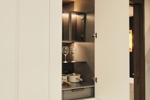 [New Wings] Standard Twin | Dilengkapkan perabot secara berasingan, Wi-fi percuma, cadar katil 