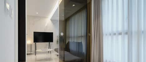 Muebles diferentes, wifi gratis y ropa de cama