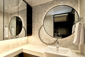 Chuveiro, secador de cabelo, bidê, toalhas de banho