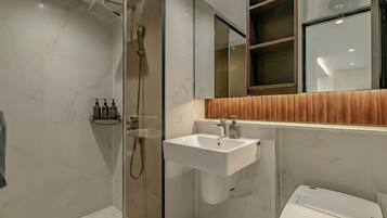 Ducha, secador de pelo, bidet, toallas