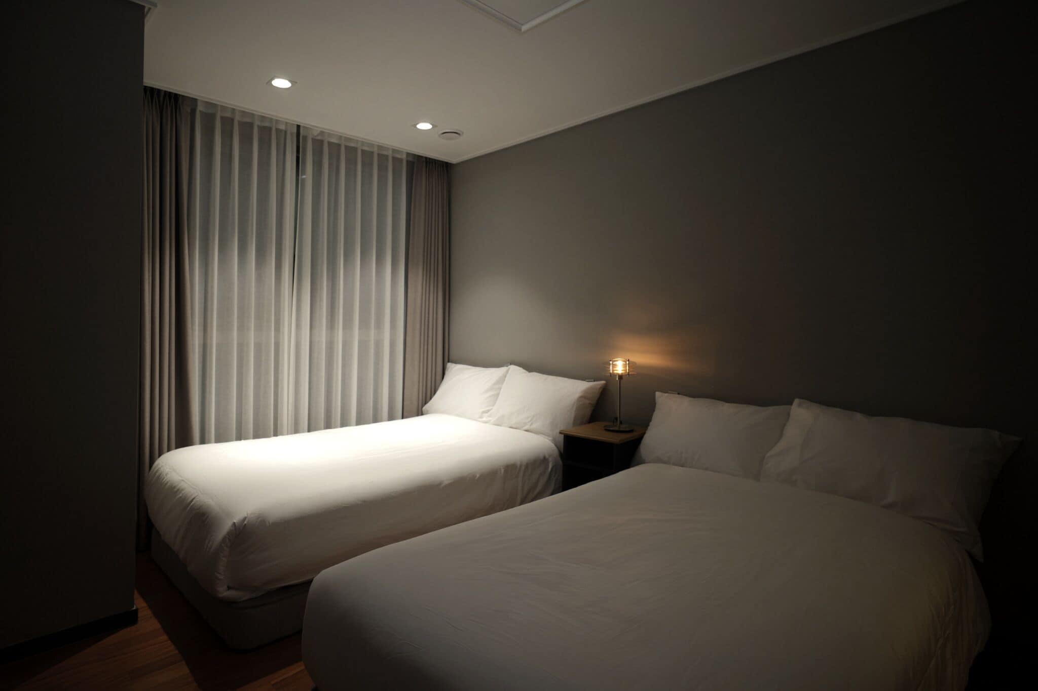 Muebles diferentes, wifi gratis y ropa de cama 