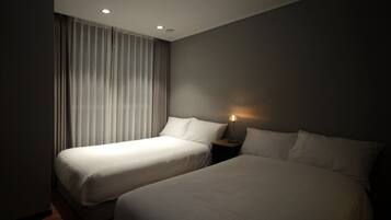 Muebles diferentes, wifi gratis y ropa de cama