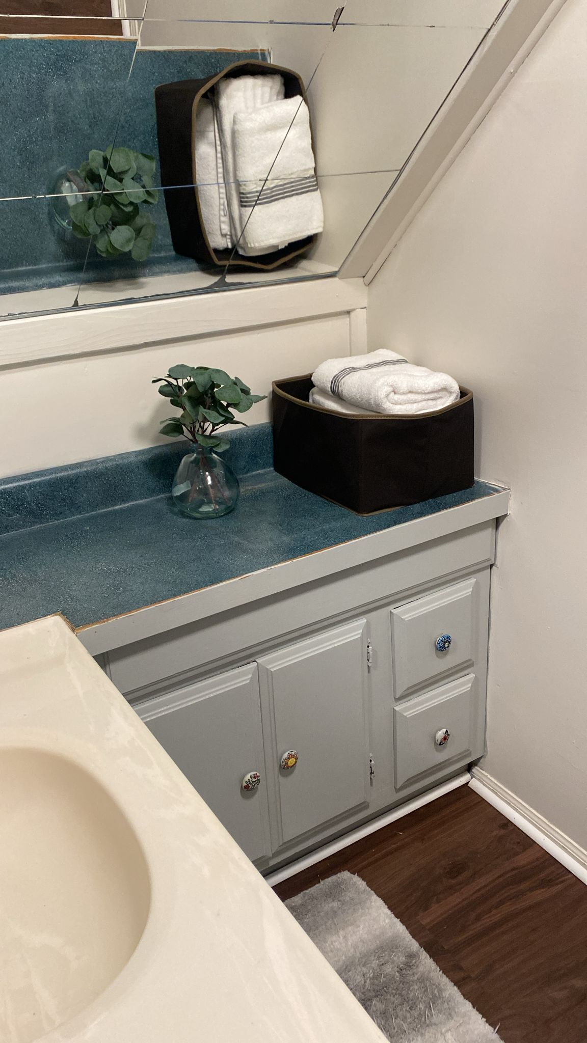 Sèche-cheveux, serviettes fournies, savon, papier toilette