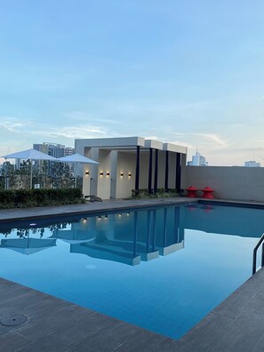 Outdoor pool - Cebu City Modern Condo With Balcony (Cebu City)