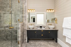 Ducha, secador de pelo, pantuflas, toallas