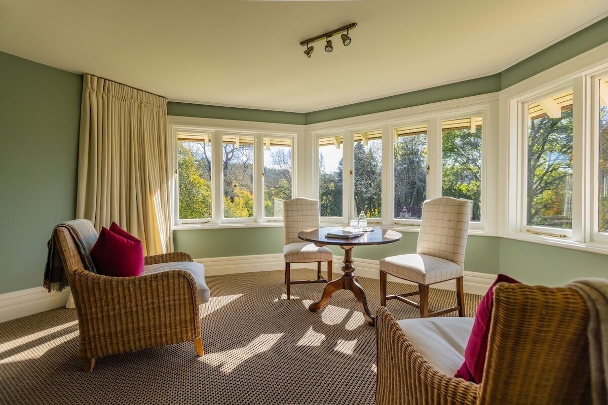 Caja de seguridad en la habitación y espacio para trabajar con laptop 