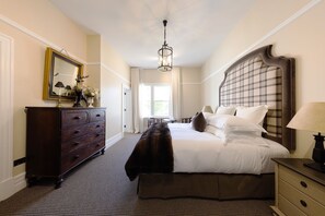 Suite 5 Ford | Egyptian cotton sheets, premium bedding, pillowtop beds, in-room safe - Holme Station Homestead (Maungati)