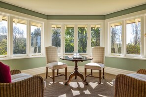 Suite Luxe, 1 très grand lit, salle de bains privée, vue jardin | Restauration