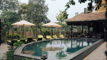 Outdoor pool, sun loungers