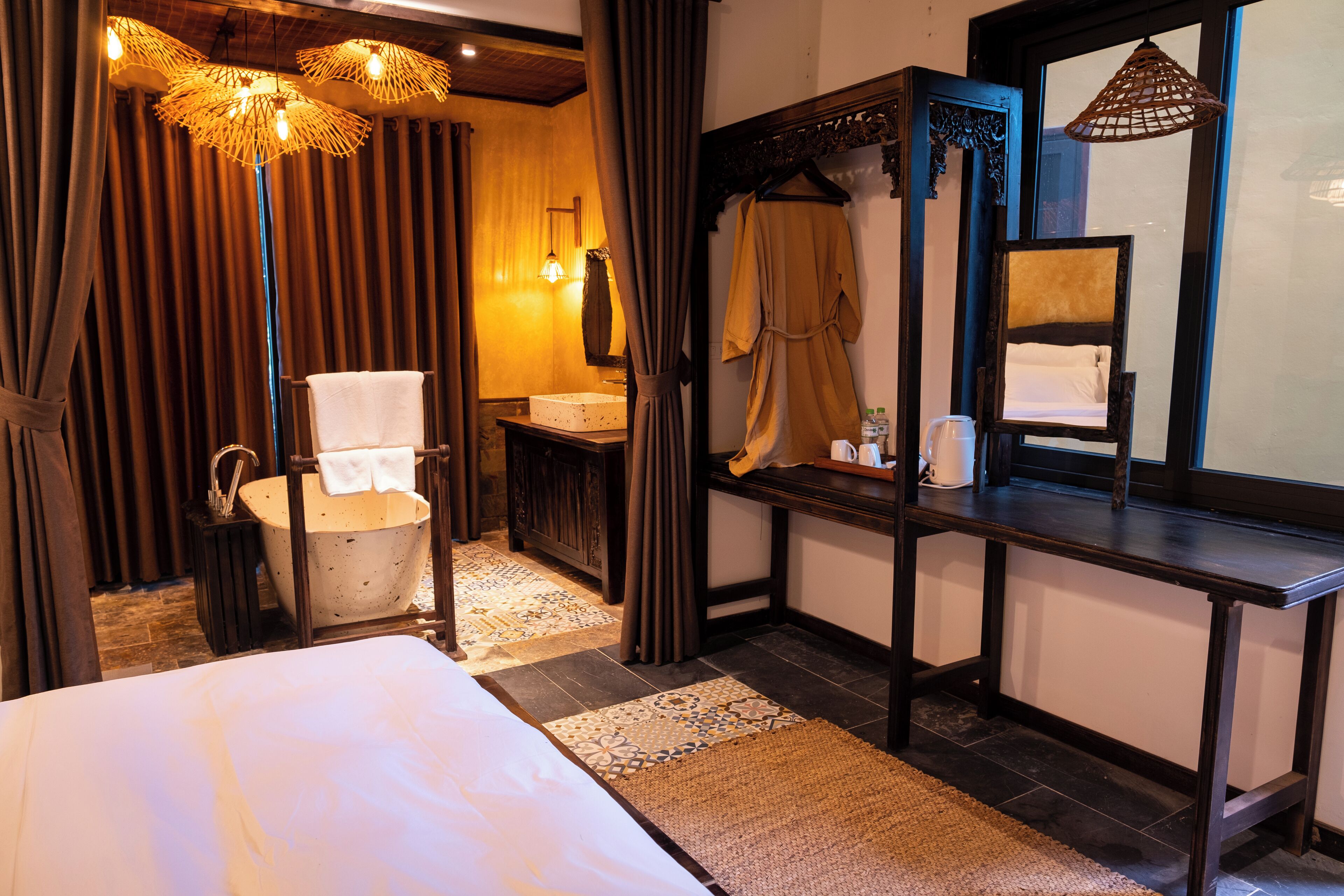 Deluxe Double Room with Bathtub and Terrace | Bathroom