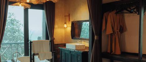 Familjerum - badkar (Deluxe, Balcony) | Värdeförvaringsskåp på rummet, skrivbord och arbetsyta för laptop