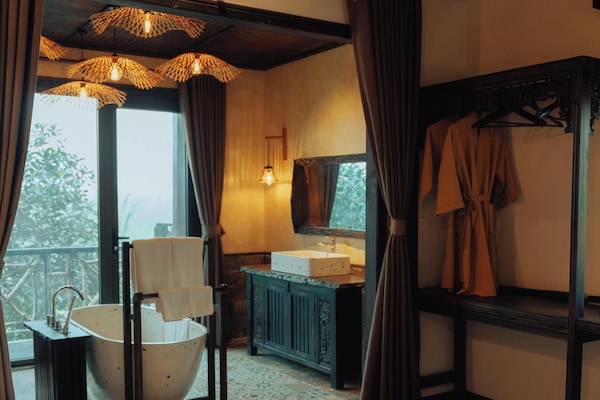 Habitación familiar, tina (Deluxe, Balcony) | Caja de seguridad en la habitación y escritorio