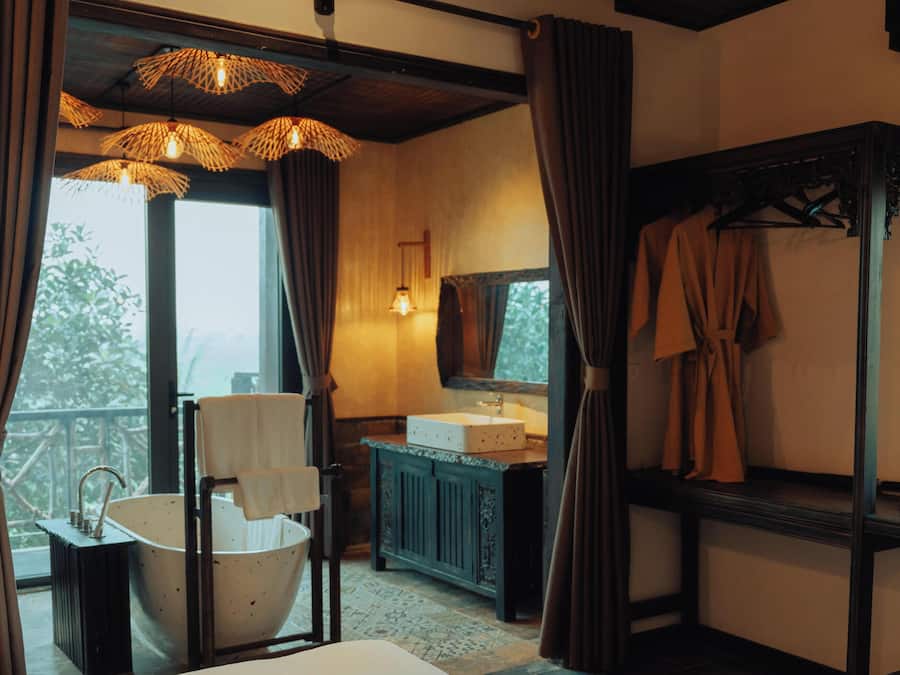 Quarto família, banheira (Deluxe, Balcony) | Cofres nos quartos, escrivaninha, espaço de trabalho para notebook