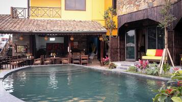 Piscine extérieure, chaises longues