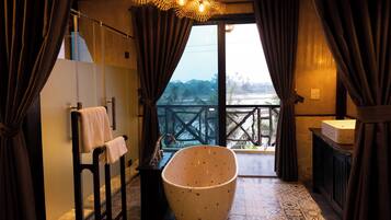 Baignoire et douche séparées, sèche-cheveux, chaussons