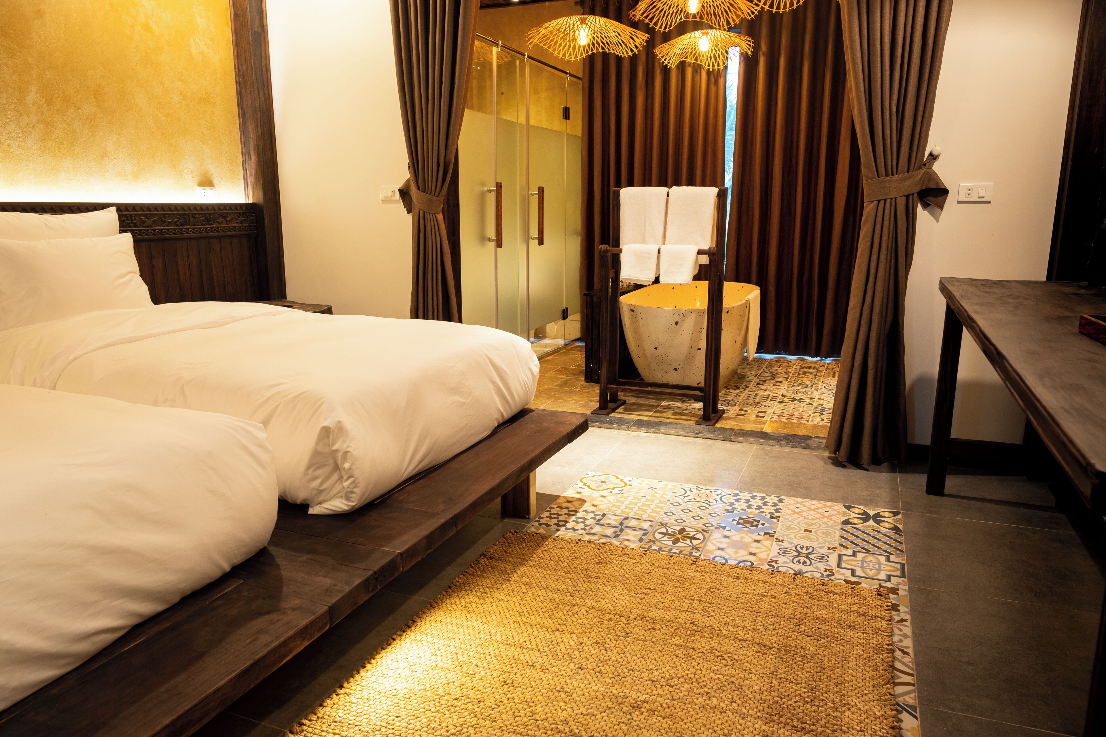 Habitació doble Deluxe, banyera, vistes a la piscina (Terrace) | Caixa forta a l'habitació i escriptori 