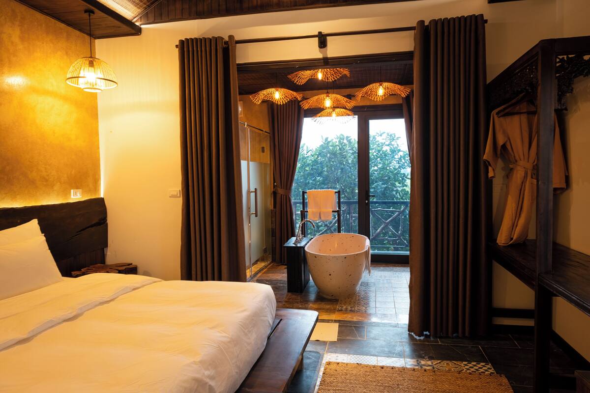 Habitació familiar, banyera (Deluxe, Balcony) | Caixa forta a l'habitació i escriptori