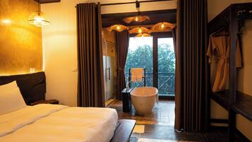 Deluxe Family Room with Bathtub and Balcony | Két bảo mật tại phòng, bàn, khu vực làm việc phù hợp cho laptop