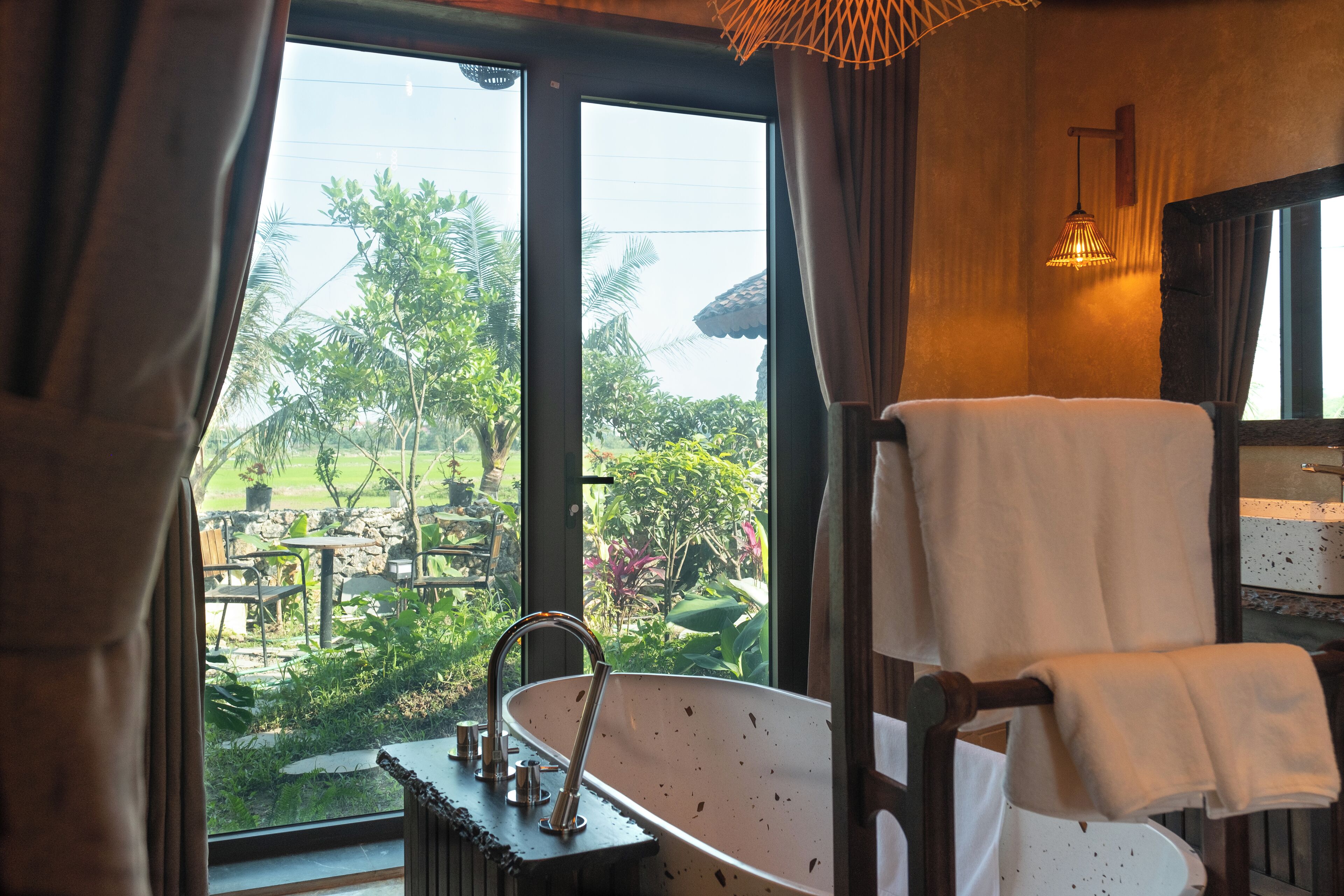 Habitación Deluxe doble, bañera, vistas a la piscina (Terrace) | Caja fuerte, escritorio, espacio para trabajar con un portátil