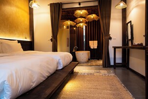 Habitación Deluxe doble, bañera, vistas a la piscina (Terrace) | Caja fuerte, escritorio, espacio para trabajar con un portátil