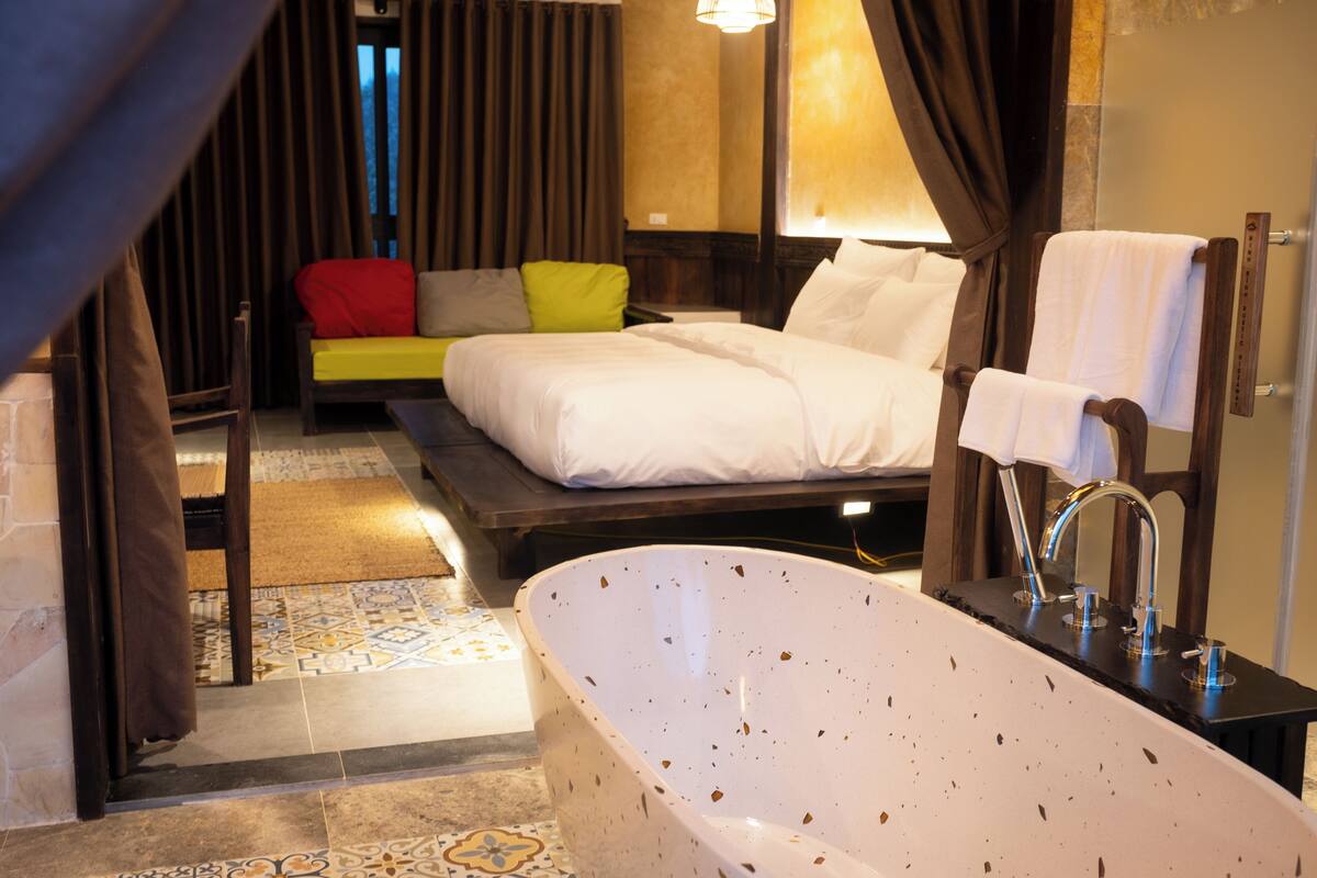 Habitació doble Deluxe, banyera, vistes al riu | Caixa forta a l'habitació i escriptori