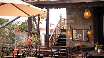 Bao gồm bữa sáng đặc sản địa phương hàng ngày