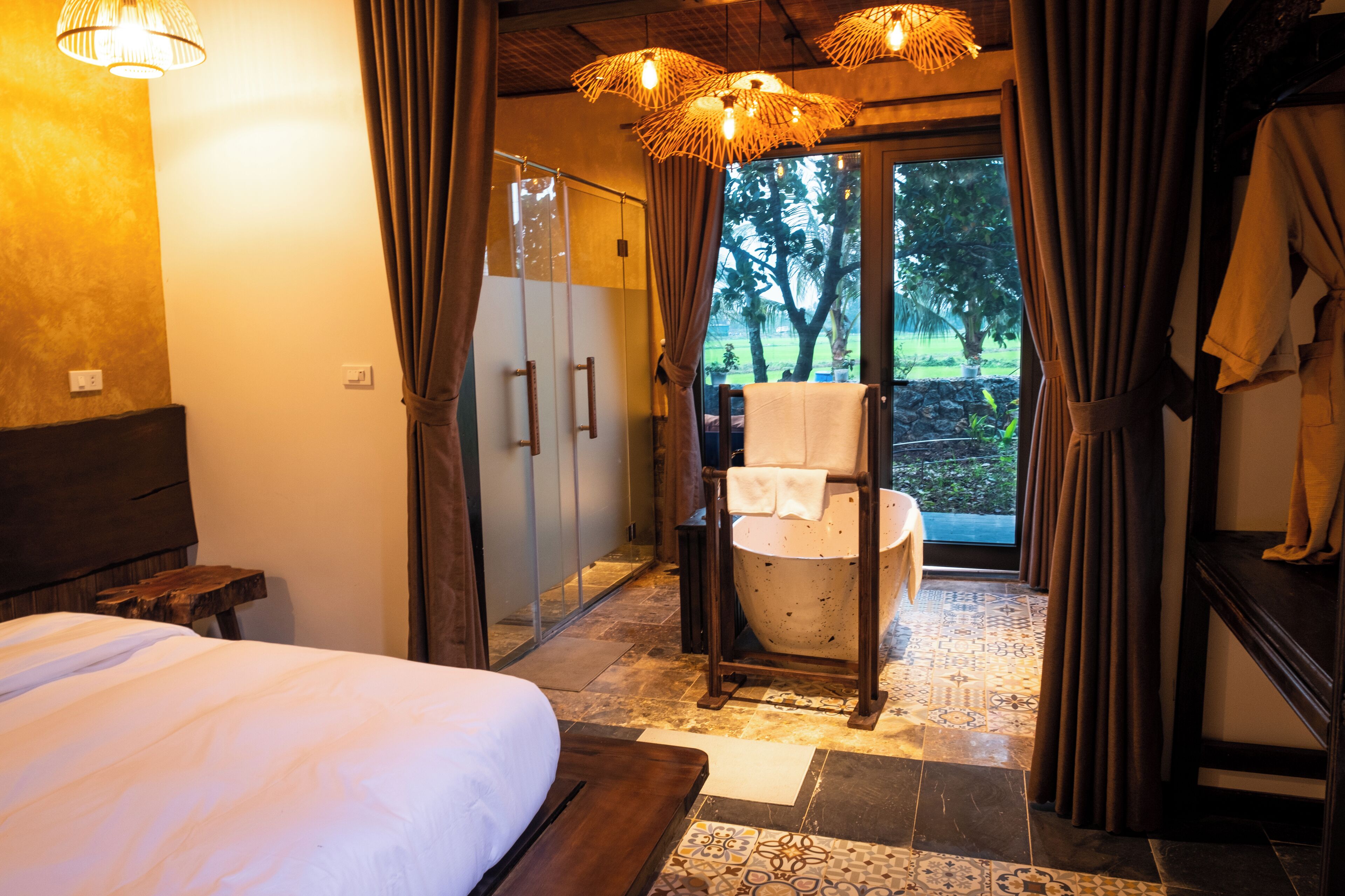 Habitació doble Deluxe, banyera (Terrace) | Bany | Banyera i dutxa independents, assecador de cabells i sabatilles 