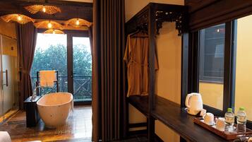 Deluxe Family Room with Bathtub and Balcony | Bathroom