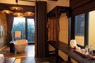 Habitación familiar, bañera (Deluxe, Balcony) | Baño | Bañera y ducha independientes, secador de pelo, zapatillas y toallas