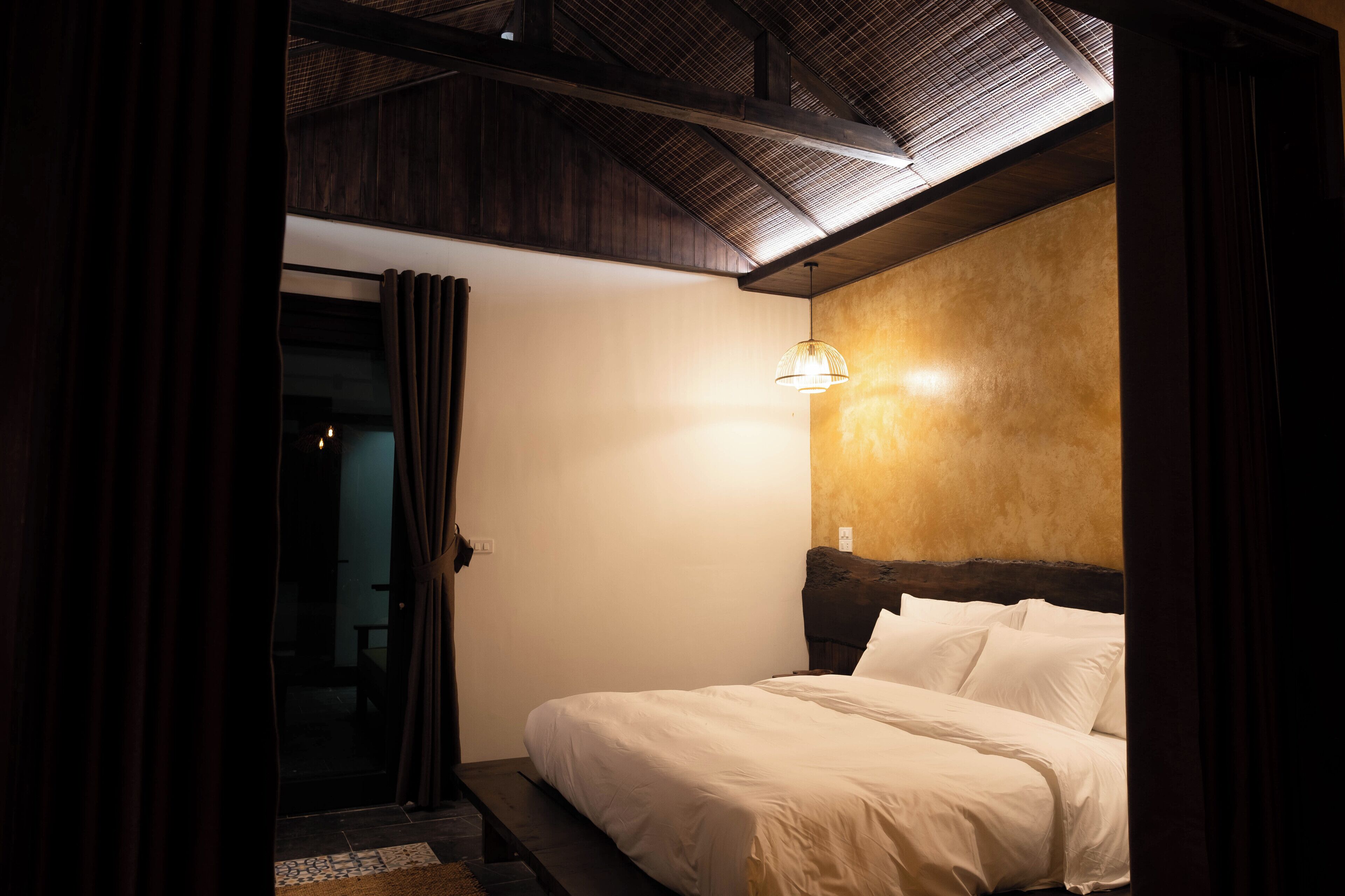 Deluxe Family Room with Bathtub and Balcony