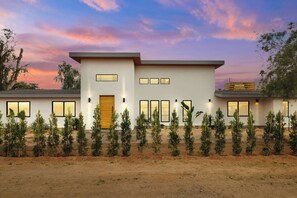 Exterior - Sonoran Sol by LuxeKey: Pickleball, Pool, & Walk to Spring Training (Scottsdale)