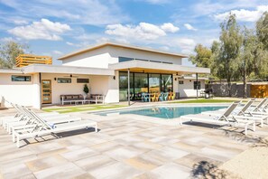 A heated pool - Sonoran Sol by LuxeKey: Pickleball, Pool, & Walk to Spring Training (Scottsdale)