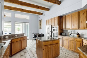 Jääkaappi, mikroaaltouuni, uuni, liesi