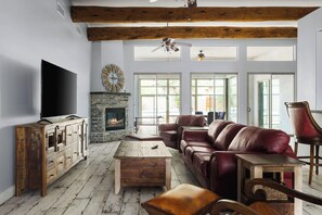 Televisio, pöytätennispöytä, kirjoja