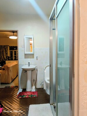 Shower, hair dryer, bidet, towels - One Bedroom House on Mambajao Camiguin Island - 5 min Drive to Ardent Hot Spring (Mambajao)