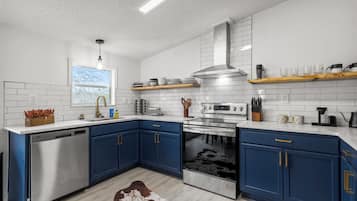 Coffee/tea maker, fridge, microwave, oven