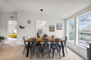 Dining - Starlight Horizon 5 Cabins (3 Bed Each) Pool, Firepits, Sleeps up to 40 (Canyon Lake)
