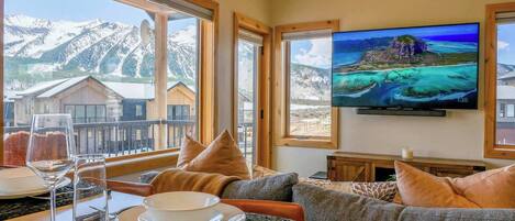 Televisión, chimenea, estéreo y oficina