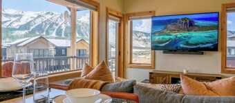 Scandinavian Condo w/ Mountain Views & Free Parking