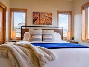 3 bedrooms, iron/ironing board, travel crib, free WiFi - Scandinavian Condo w/ Mountain Views & Free Parking (Crested Butte)