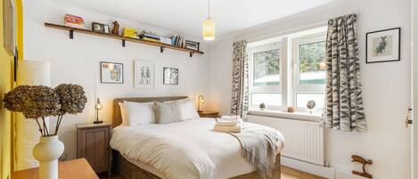 2 makuuhuonetta, työpöytä, silitysrauta/-lauta, internet