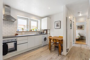 Fridge, oven, coffee/tea maker, toaster - GuestReady - Cosy Apartment in Vibrant Stratford (London)