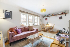 TV, books - GuestReady - Cosy Apartment in Vibrant Stratford (London)