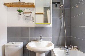 Shower, hair dryer, towels - GuestReady - Cosy Apartment in Vibrant Stratford (London)